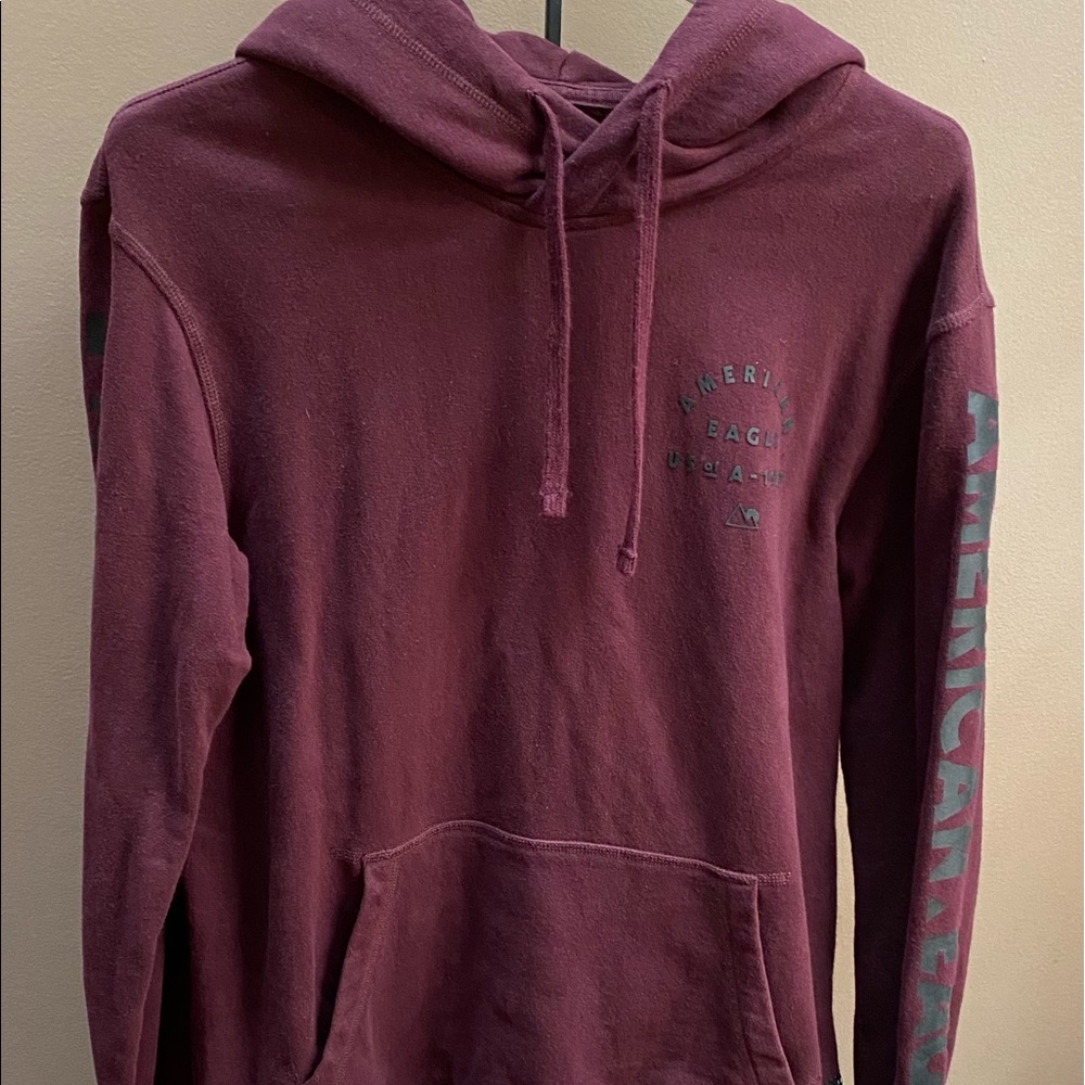🦅American Eagle Size S🦅
Burgundy/Maroon Hoodie